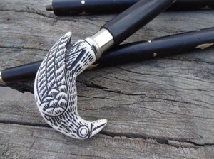 Antiguo bastón de madera negro con mango de cabeza de cuervo macizo estilo bastón - Imagen 1 de 16