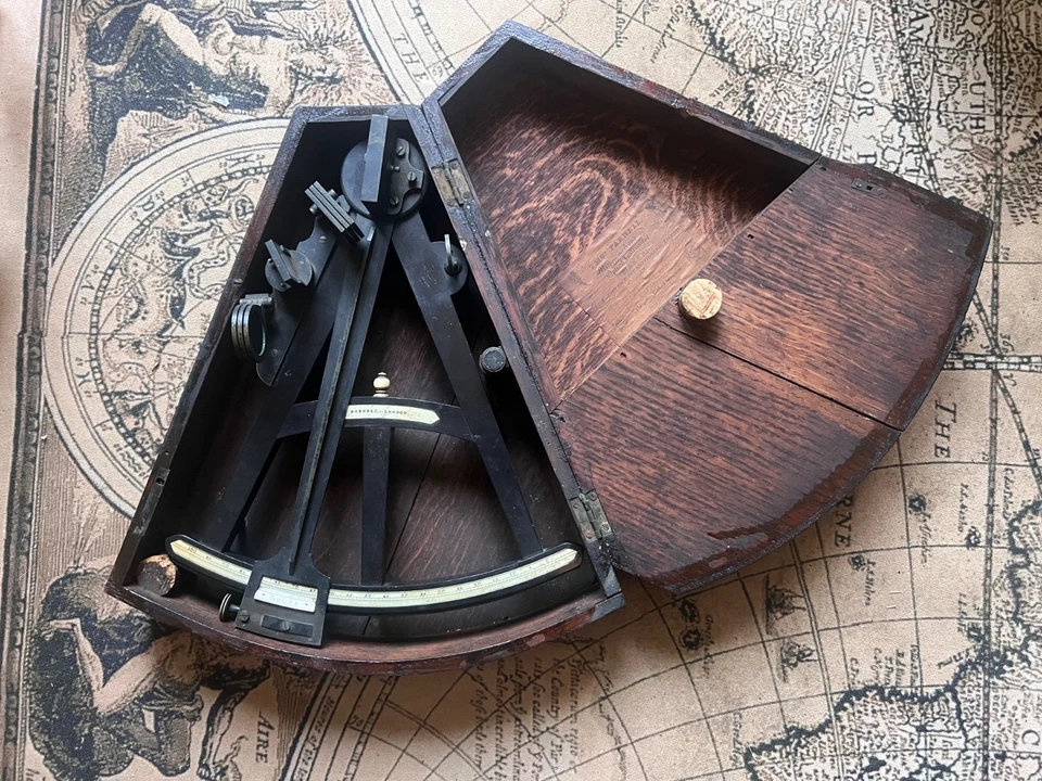 Thomas Parnell Ebony and brass octant, 1800s. - Image 1 of 4