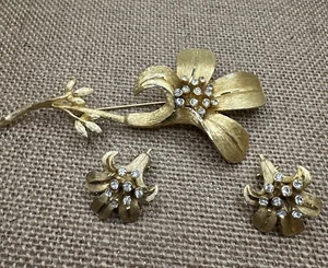 Vintage BSK BROOCH SET BRUSHED GOLD Textured CLIP EARRINGS RHINESTONES Floral - Picture 1 of 16