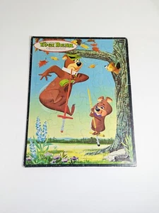 1961 Vintage Hanna Barbera ORSO YOGI Pogo Stick VASSOIO PUZZLE - Foto 1 di 5