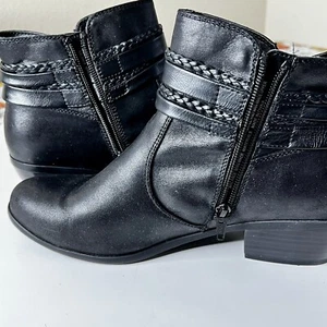 Yuu Yu Pamin Black Booties Ankle Boots Size 10W Faux Leather Zipper - Picture 1 of 8