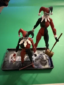 Figuras de acción Harley Quinn de DC Comics pegadas a una funda de teléfono - Imagen 1 de 10