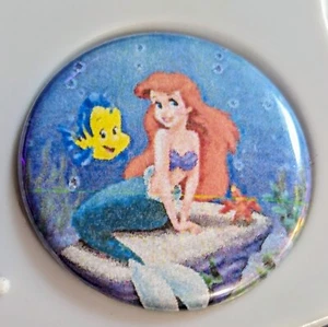 1,25 in der kleinen Meerjungfrau Ariel Disney Cartoon Pin Abzeichen Knopf - Bild 1 von 1