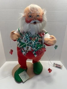 Babbo Natale che tiene o aggrovigliato in stringa di luci cercando di tagliare albero Annalee 18" - Foto 1 di 13