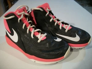 NIKE TEAM HUSTLE Youth 3.5 High Top Basketball Shoes Sneakers Black / Pink Girls - Picture 1 of 6