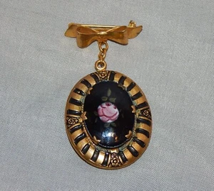 1879 Antique Gold Tone Cameo Locket Brooch - Imagen 1 de 4