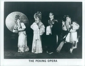 Press Photo 4 Unidentified Members of The Peking Opera in Costume - Bild 1 von 2