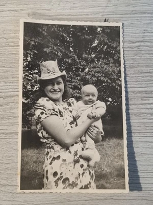 Liegnitz , Legnica, Hübsche Frau mit Kind 1943 (18) - Bild 1 von 3