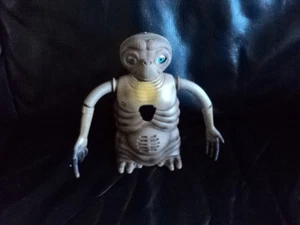 E.T Universal Studios Licensing 2000 Talking Toy Working With 4 AA Batteries - Picture 1 of 7