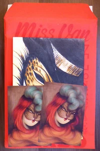 Very Nearly Almost VNA #21 2013 MISS VAN Ltd Edition of 150 COLLECTORs PACK @NEW - Foto 1 di 12