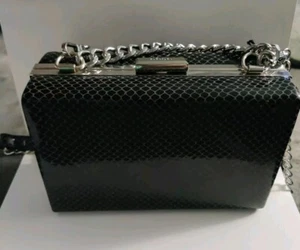 BCBG Maxazria Clutch Geldbörse Kunstschlangenhaut Schultertasche Kettenriemen Box - Bild 1 von 7