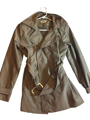 Trench Jacket Cato verde oliva con cinturón Foto 1 de 4