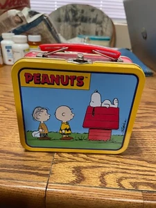 Fiambrera pequeña de hojalata vintage Peanuts, Charlie Brown, Snoopy & Lioness - Imagen 1 de 6
