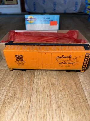 Santa Fe Plug Door Box Car HO SCALE Yellow ROCO Vintage Freight S.F.R.D. 35829 - Image 1 of 4