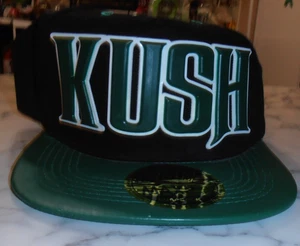 NUOVO CON ETICHETTE - CAPPELLO/CAPPELLO MAX COPRICAPO "KUSH" LETTERA RIALZATA REGOLABILE SNAP-BACK OSFM - Foto 1 di 7