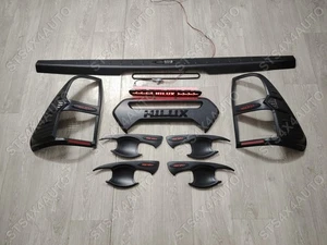 KIT ADORNOS EXTERIORES + LÁMPARA LED PUERTA TRASERA PARA HILUX REVO 2016-2025 [9 PIEZAS] - Imagen 1 de 1