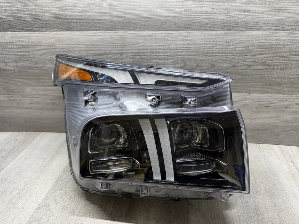 OEM 2021-2023 Hyundai Santa Fe RH Passenger Side  LED Headlight W/ Damage ((AA)) - Image 1 of 4