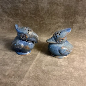 Q Vintage Kunst Keramik blaue Glasur männlich weiblich Vogel Salz und Pfefferstreuer - Bild 1 von 5