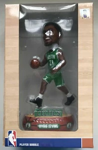 NEU IM KARTON BALLER 9" BOBBLEHEAD KYRIE IRVING BOSTON CELTICS FOCO FOREVER SAMMLERSTÜCKE - Bild 1 von 6