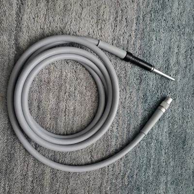 Cable de luz de fibra óptica KARL STORZ 495 NCS mide 250 cm de largo, 4,8 mm autoclaveble Foto 1 de 4