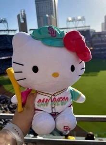 🐱🩷🩵 Muñeco de Peluche Hello Kitty City Connect Padres de San Diego 7/6/25 🩵🩷🐱 Tema - Imagen 1 de 2