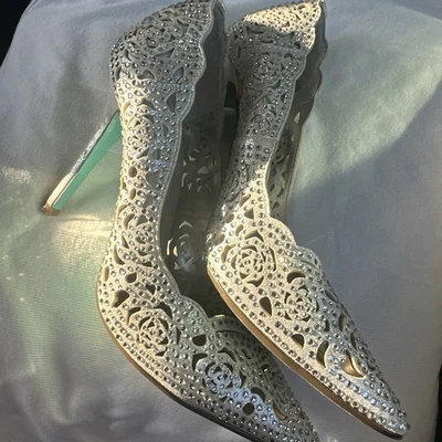 女士 7-1/2 M Betsey Johnson 白色缎面水钻婚礼高跟鞋 * 华丽 * — 第 1/3 张图片