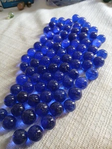 Vintage grün farbige metallische Glasmurmeln 25 Stück, frisches Etui - Bild 1 von 4