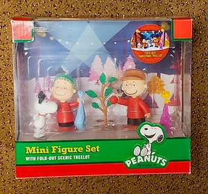 Neu im Karton Peanuts Weihnachtsbaum Lot Mini Figur Set mit ausklappbarer Szene Snoopy  - Bild 1 von 2