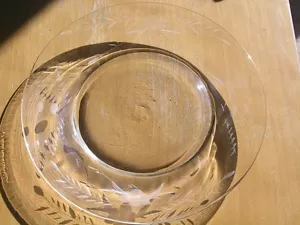 Group of 7 Clear Cut Glass Salad / Luncheon Plates Floral Wheat / Leaves Design - Bild 1 von 6
