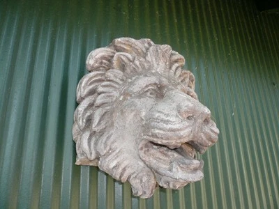 BEAUTIFUL WEATHERED WORN OLD ARCHITECTURAL ELEMENT COMPOSITE LION HEAD ORNAMENT - Image 1 of 4