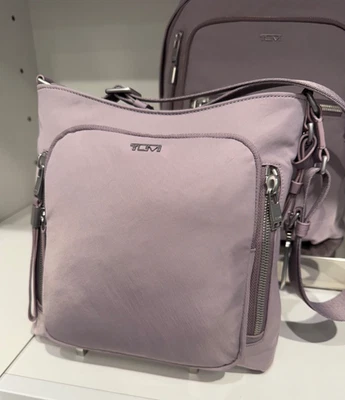 NUEVO Bolso Bandolera Tumi Voyageur TYLER 10.25” Nylon - LAVANDA con PLATEADO Foto 1 de 4