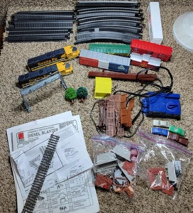 Life like Diesel Blaster Tracks, Engine, Caboose, Cars, Décor UNTESTED - Picture 1 of 8