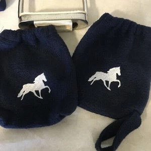 Englisch, Bügelhüllen, Steigbügelschoner, Taschen, bestickt dunkelblau Fleece - Bild 1 von 1