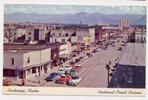 Postal ANCHORAGE AK años 50 autos Main Street Northwest Orient Airlines - Imagen 1 de 1
