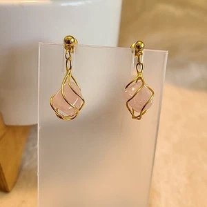 Unbranded Elegant Gold and Pink Tone Dangle Earrings Vintage Ladies 1" Lobe Area - Imagen 1 de 3