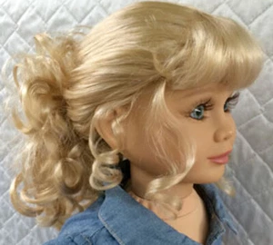 Monique Collection CLARISSA Synthetic Mohair Lt PEACH BLONDE WIG Size 8-9 NEW - Picture 1 of 3