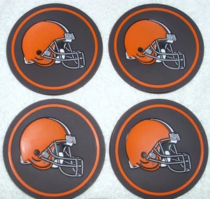 JUEGO DE 4 POSAVASOS CLEVELAND BROWNS REDONDOS 4" PVC NFL NARANJA CASCO LOGO NUEVO EN CAJA - Imagen 1 de 2