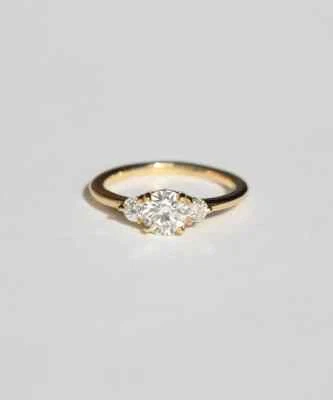 Anillo de boda de oro amarillo de 10 quilates con diamantes cultivados en laboratorio de 1,08 quilates de corte redondo de 3 piedras para mujer Foto 1 de 4