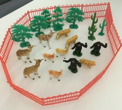 De colección Hong Kong Ho Tren Juguete Zoológico Animales Gorila con Valla Roja Set ¡¡CACTUS!!!  Foto 1 de 4