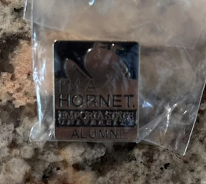 Emporia State University Alumni "I'm A Hornet" Sammlerstück Hut Anstecknadel. Neu - Bild 1 von 4