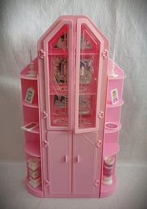 Barbie Möbel Zubehör * Vitrine m. Inhalt * Sweet Roses * 80er Vintage - Bild 1 von 4