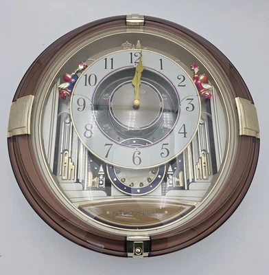 Relógio de parede Seiko Melodies In Motion Beatles Trumpeting Angels LED QXM111GRH - Imagem 1 de 4