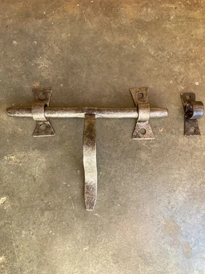 Ancien verrou poignée cochonnier en fer forgé, serrure targette ferrure penture - Photo 1/4