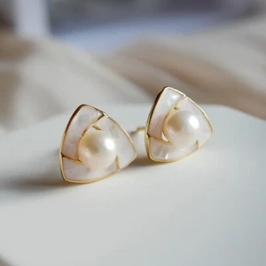 Pendientes de tachuelas triángulo madre perla con botones de agua dulce real - Imagen 1 de 7