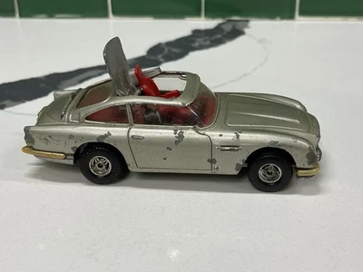 Juguetes Corgi James Bond aston martin DB5, mostrando su antigüedad pero funciona, por favor leer Foto 1 de 4