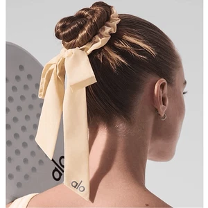 Konvolut 2 Alo Love Knots Tie Scrunchies Haarschleifen - Creme (& Schwarz ALO) NEU!!! - Bild 1 von 12