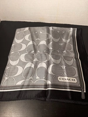 Bufanda Coach negra con cremallera usada. 27 X 27 Foto 1 de 3