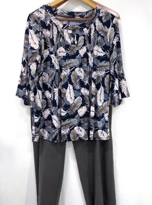 Gebrauchtes mehrfarbiges Damenoberteil mit Feder XL mit grauer Briggs Hose 16W OUTFIT - Bild 1 von 9