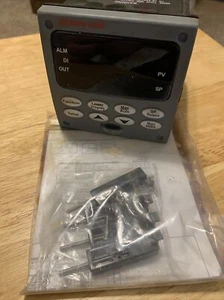 HONEYWELL UDC3200 Controller Relay DC3200-CE-000R-100-10000-00-0 - Picture 1 of 7