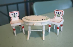 Mesa de muebles de madera pintada para casa de muñecas con apliques de flores 2 sillas pintadas a mano - Imagen 1 de 9